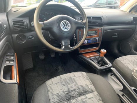 Volkswagen Passat - 2.3 V5 Trendline - 1