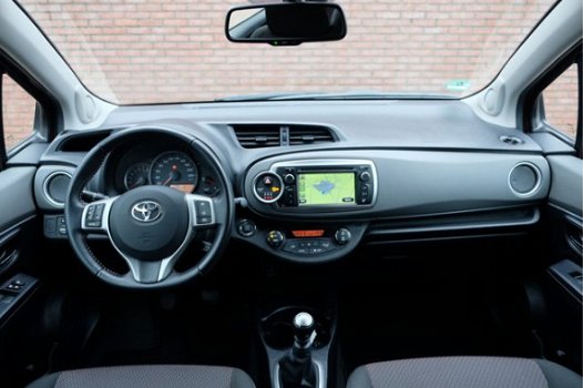 Toyota Yaris - 1.3 VVT-i 100pk 6-bak 5-drs Dynamic | Navi | Camera | Cruise | Trekhaak - 1