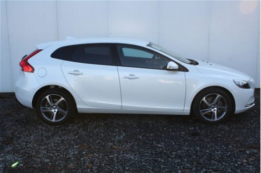 Volvo V40 - 2.0 D2 Kinetic | Airco | Navigatie | Stoelverwarming | Donkere ramen achter | Camera ach - 1