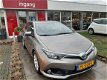 Toyota Auris - 1.8 Hybrid 136pk Dynamic | Navigatie, TSS, LM Velgen, Camera - 1 - Thumbnail