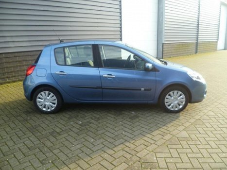 Renault Clio - 1.5 DCI 5-DRS/NAVI/AIRCO/6-BAK 2010 - 1