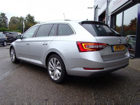 Skoda Superb Combi - 1.6 TDI Style Business Gr. Navi - Park assist - Trekhaak - 1