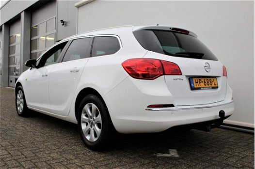 Opel Astra - S.T. 1.4 Business + Navi | PDC | Trekhaak | Navi | Cruise | PDC | Trekhaak - 1