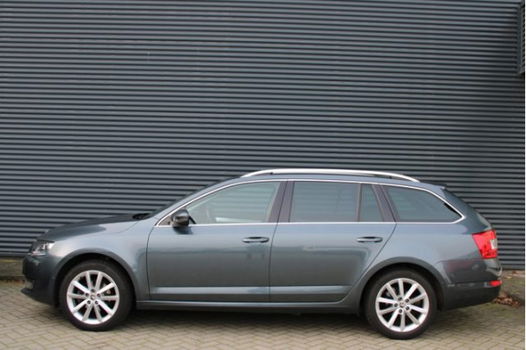 Skoda Octavia Combi - 1.6 TDI Greentech Style Business Xenon Groot-Navigatie Parkeerhulp Canton - 1