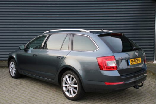 Skoda Octavia Combi - 1.6 TDI Greentech Style Business Xenon Groot-Navigatie Parkeerhulp Canton - 1