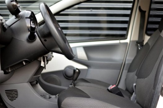 Toyota Aygo - 1.0-12V Dynamic Navigator 5 deurs / Airco / Nette staat - 1