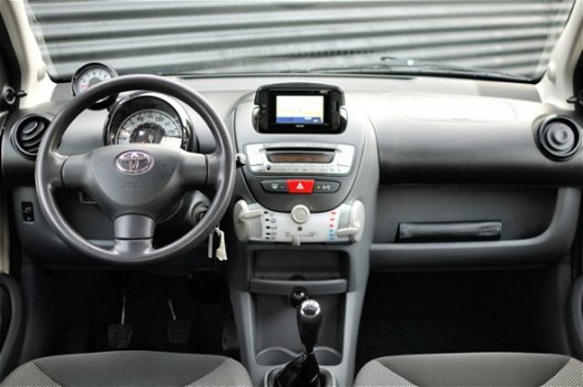 Toyota Aygo - 1.0-12V Dynamic Navigator 5 deurs / Airco / Nette staat - 1