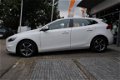 Volvo V40 - 2.0 D2 R-Design 2E EIG. DEALER OND. NAVI - 1 - Thumbnail