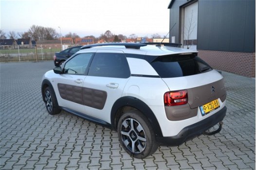 Citroën C4 Cactus - 1.2 e-VTi Shine Panoramadak, Navigatie, Inparkeren, Camera, Trekhaak - 1