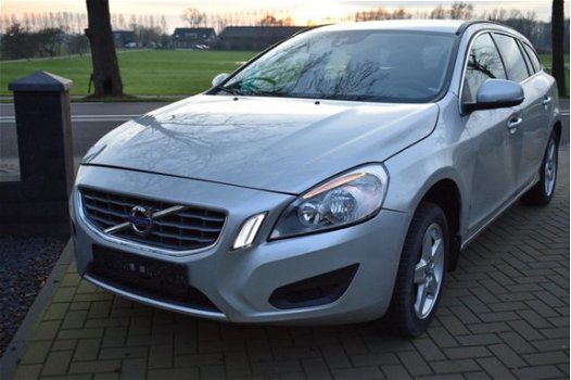 Volvo V60 - 1.6 T3 Momentum 150pk 2011 NAVI/LEDER - 1