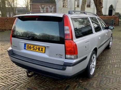 Volvo V70 - 2.3 T-5 Comfort Line, Automaat, Panorama, Leer, Nieuw apk - 1