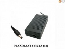 Q24U voeding 19v 7.1a 135 watt, 5.5 x 2.5 mm