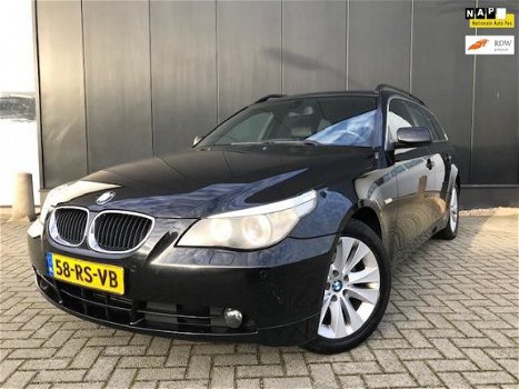 BMW 5-serie Touring - 525D AUT/LEER/NAVI/17'LMV/XENON/PANODAK/ZR MOOI EN GOED - 1