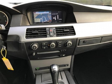 BMW 5-serie Touring - 525D AUT/LEER/NAVI/17'LMV/XENON/PANODAK/ZR MOOI EN GOED - 1