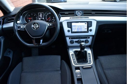 Volkswagen Passat Variant - 1.6 TDI Business Edition Panoramadak/Navi/Trekhaak - 1