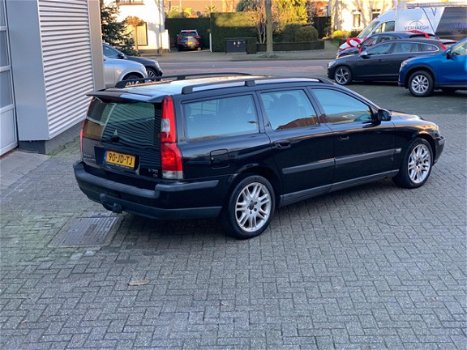 Volvo V70 - 2.4 D5 Automaat - Cruise control - Climate control - Trekhaak - 1