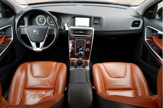 Volvo V60 - 2.0T 203PK MOMENTUM - ADAP.CRUISE - BLIS - LEDER |AUG-12| *all in prijs - 1