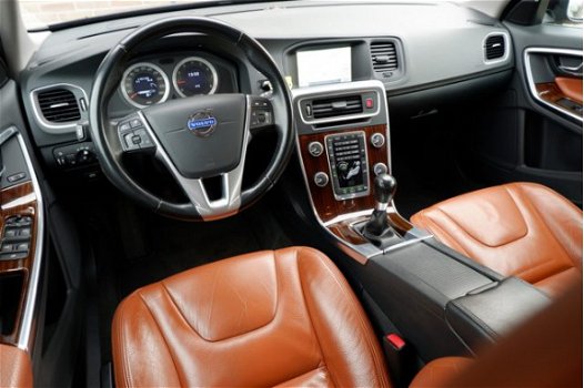 Volvo V60 - 2.0T 203PK MOMENTUM - ADAP.CRUISE - BLIS - LEDER |AUG-12| *all in prijs - 1