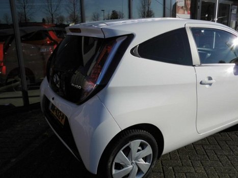 Toyota Aygo - 1.0 VVT-i x-play incl 12 mnd bovaggarantie & 12 mnd mobiliteitsgarantie - 1