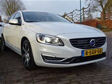 Volvo V60 - D6 Plug-In Hybrid 283PK Geartronic AWD 17"/ Camera/ Leder/ Xenon/ NL auto