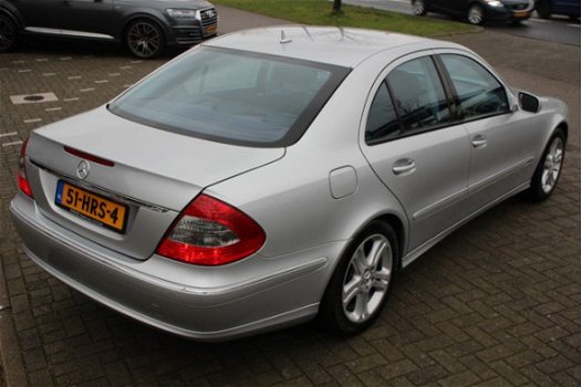 Mercedes-Benz E-klasse - 200 K. AUTOM AVANTGARDE NAVI XENON 1/2LEER ECC 81000KM - 1