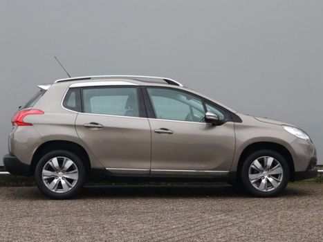 Peugeot 2008 - 1.2 82 pk automaat Allure Navigatie / Parkeersensoren / Climate Control - 1