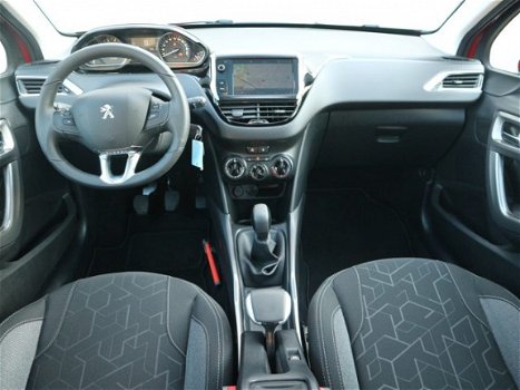 Peugeot 2008 - SUV 1.2 110 pk Blue Lion Navigatie / Panoramadak / Trekhaak - 1