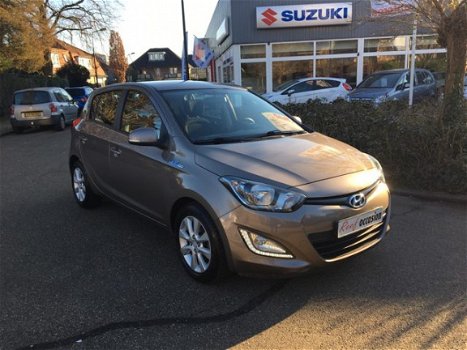 Hyundai i20 - 1.2i i-Deal airco, bluetooth, parkeersensoren, lichtmetalen velgen, start stop systeem - 1