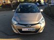 Hyundai i20 - 1.2i i-Deal airco, bluetooth, parkeersensoren, lichtmetalen velgen, start stop systeem - 1 - Thumbnail