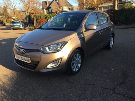 Hyundai i20 - 1.2i i-Deal airco, bluetooth, parkeersensoren, lichtmetalen velgen, start stop systeem - 1