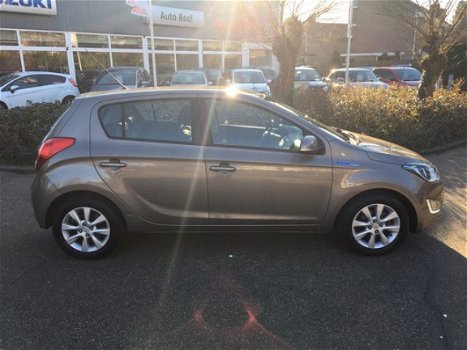 Hyundai i20 - 1.2i i-Deal airco, bluetooth, parkeersensoren, lichtmetalen velgen, start stop systeem - 1