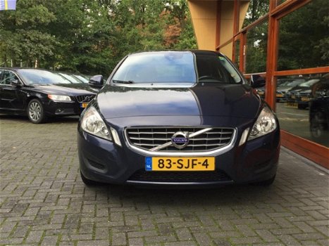 Volvo V60 - 2.0 D3 Kinetic * Uistekend onderhouden - 1