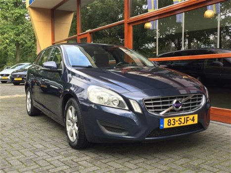 Volvo V60 - 2.0 D3 Kinetic * Uistekend onderhouden - 1