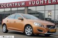 Volvo S60 - 1.6 T3 150pk Momentum Trekhaak Saffron Pearl - 1 - Thumbnail