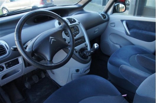 Citroën Xsara Picasso - 1.8i-16V Différence 2 - 1