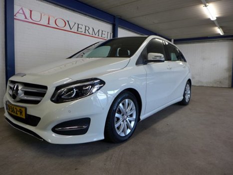 Mercedes-Benz B-klasse - B180 d 109PK 7G-DCT Lease Edition Plus, automaat, navigatie, trekhaak - 1