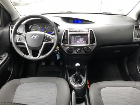 Hyundai i20 - 1.2i i-Deal Navigatie, LMV, Centrale vergrendeling, Dealer onderhouden - 1
