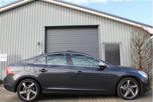 Volvo S60 - 1.6 DRIVe R-Design Xenon.Nap.ACC.BLIS.Dakraam.Pdc.Leer.Navi.Clima.Stoelverwarming - 1