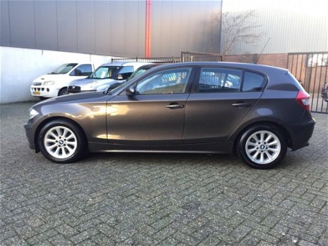 BMW 1-serie - 120i High Executive Aut. Clima Cruise LM-Wielen PDC APK NAP - 1