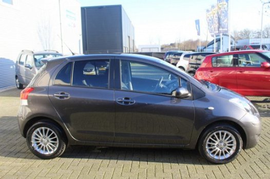 Toyota Yaris - 1.3 VVTi Dynamic Automaat Airco Super luxe Nwst - 1