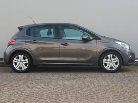 Peugeot 208 - 1.2 82 pk Signature Navigatie / Parkeersensoren / Regensensor - 1