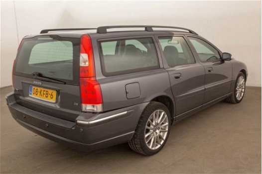 Volvo V70 - 2.4 D5 Edition Classic Automaat - 1