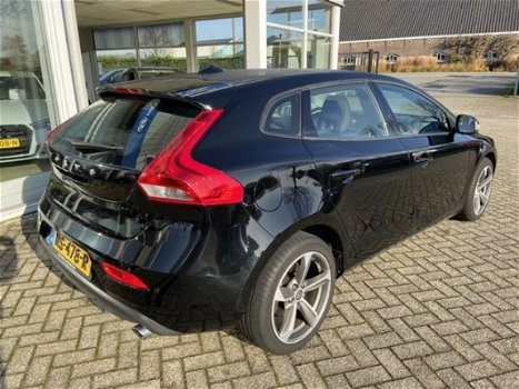 Volvo V40 - 1.6 T2 120PK Momentum, Xenon, Stoelverwarming, Parkeersensoren - 1