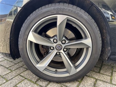 Volvo V40 - 1.6 T2 120PK Momentum, Xenon, Stoelverwarming, Parkeersensoren - 1