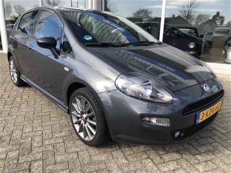 Fiat Punto - 5d 85pk Sport, 17 inch, Parkeersensoren, Climate Control - 1