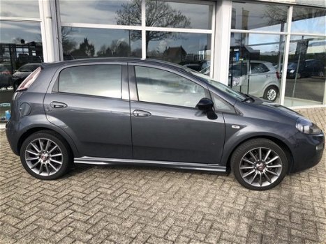 Fiat Punto - 5d 85pk Sport, 17 inch, Parkeersensoren, Climate Control - 1