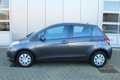 Toyota Yaris - 1.3 16v VVT-i 99pk 5D Now - 1 - Thumbnail