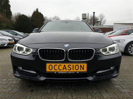 BMW 3-serie Touring - 318d Business AUT. *PANORAMA+XENON+LEDER+NAVI+PDC - 1