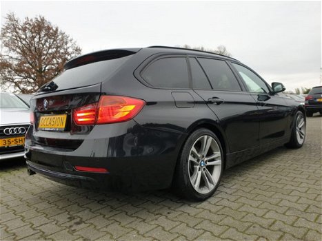 BMW 3-serie Touring - 318d Business AUT. *PANORAMA+XENON+LEDER+NAVI+PDC - 1