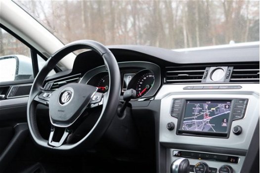Volkswagen Passat - 1.6 TDI 120 pk DSG Automaat Connected Series | Navigatie | Parkeersensoren | LED - 1